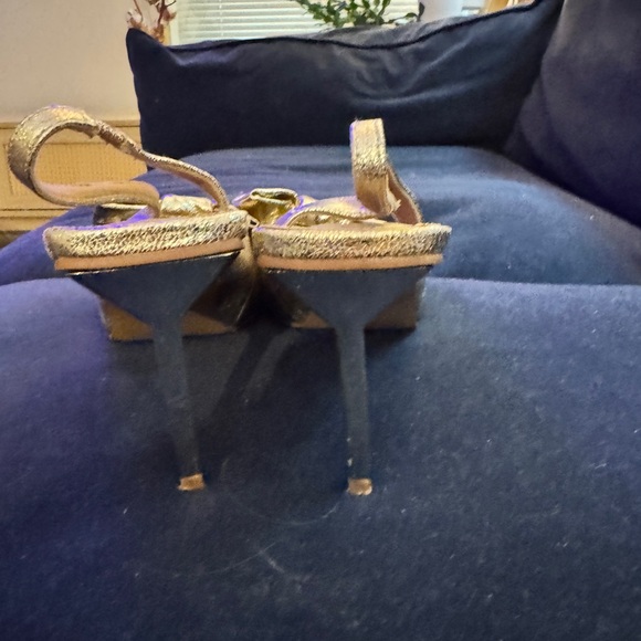 ‼️Fall Sale‼️ Gold bow heels - Picture 5 of 5